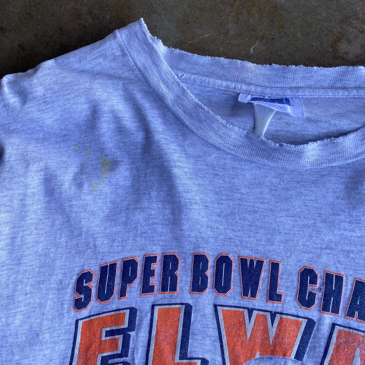 Vintage 90s Distressed & Faded Broncos John Elway Tee - L