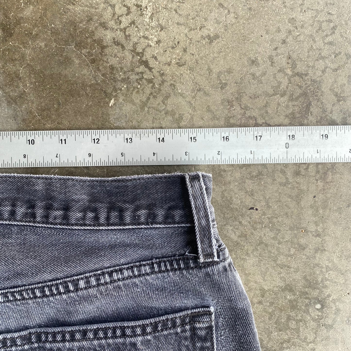 Vintage 00s Faded Cut Off Levis - 32