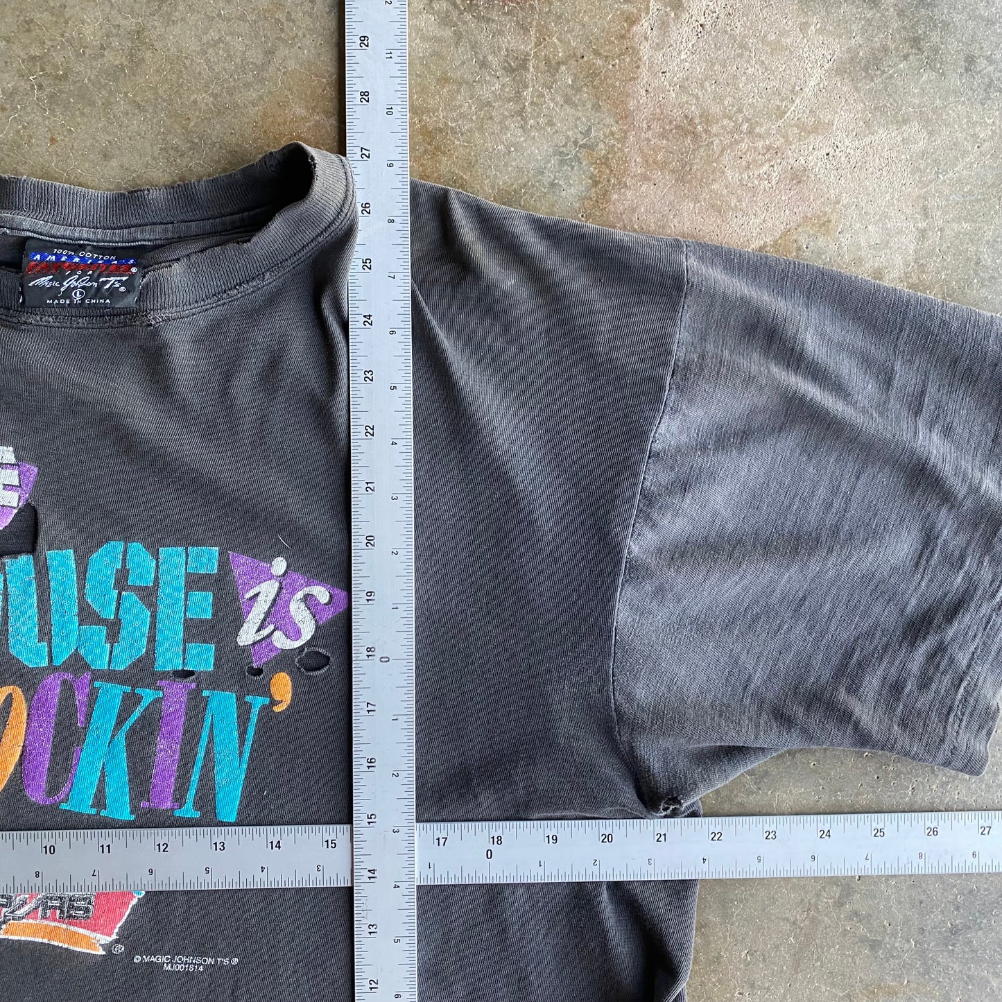 Vintage 90s Faded and Distressed Spurs Tee - L