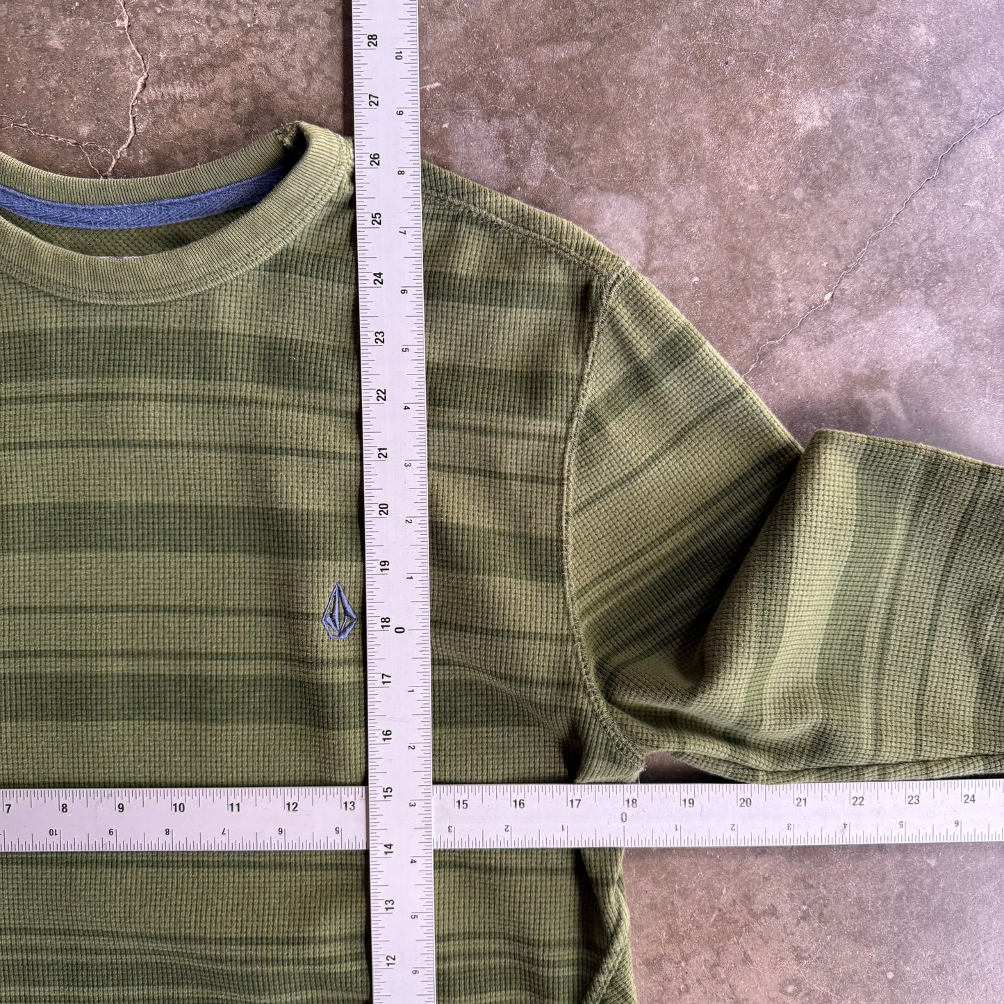 Vintage Y2K Volcom Thermal Long Sleeve - M