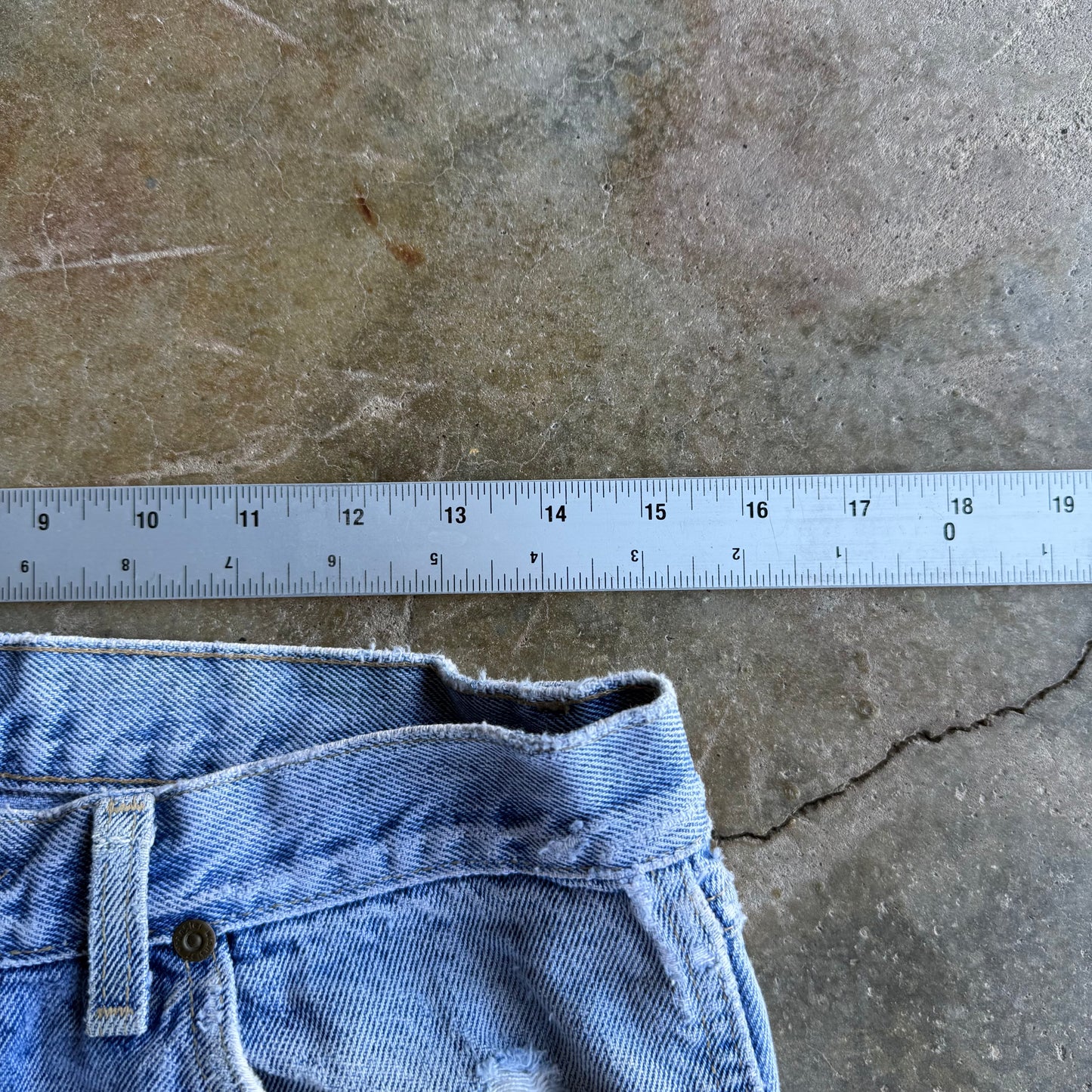 Vintage Distressed Wrangler Jeans - 30